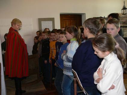 Dział etnograficzny - mgr Anna Sobczak OFERTA EDUKACYJNA 1. Współczesna łęczycka sztuka ludowa. 2. Życie codzienne na wsi łęczyckiej na przełomie XIX i XX w. 3. Zwyczaje doroczne w Łęczyckiem. 4.