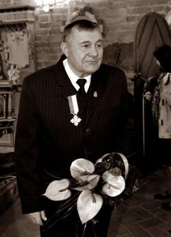 7 sierpnia 2012 r. zmarł Zygmunt Kostrzewa, człowiek oddany kościołowi w Iwięcinie. 9 sierpnia 2012 r. o godzinie 12.00 pożegnaliśmy go na cmentarzu parafialnym w Iwięcinie. W Mszy św.