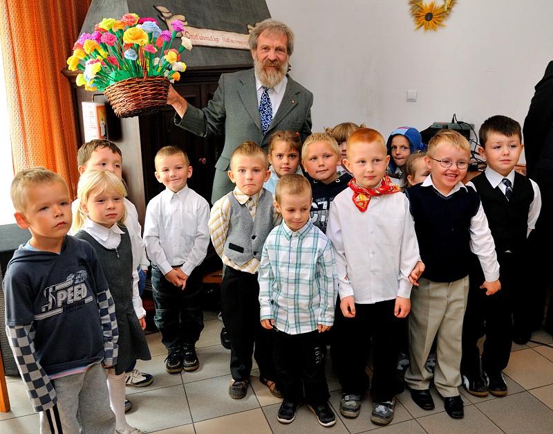 Z tej okazji odwiedził ją Aleksander Doba patron szkoły. Z samego rana spotkał się z uczniami na sali gimnastycznej.