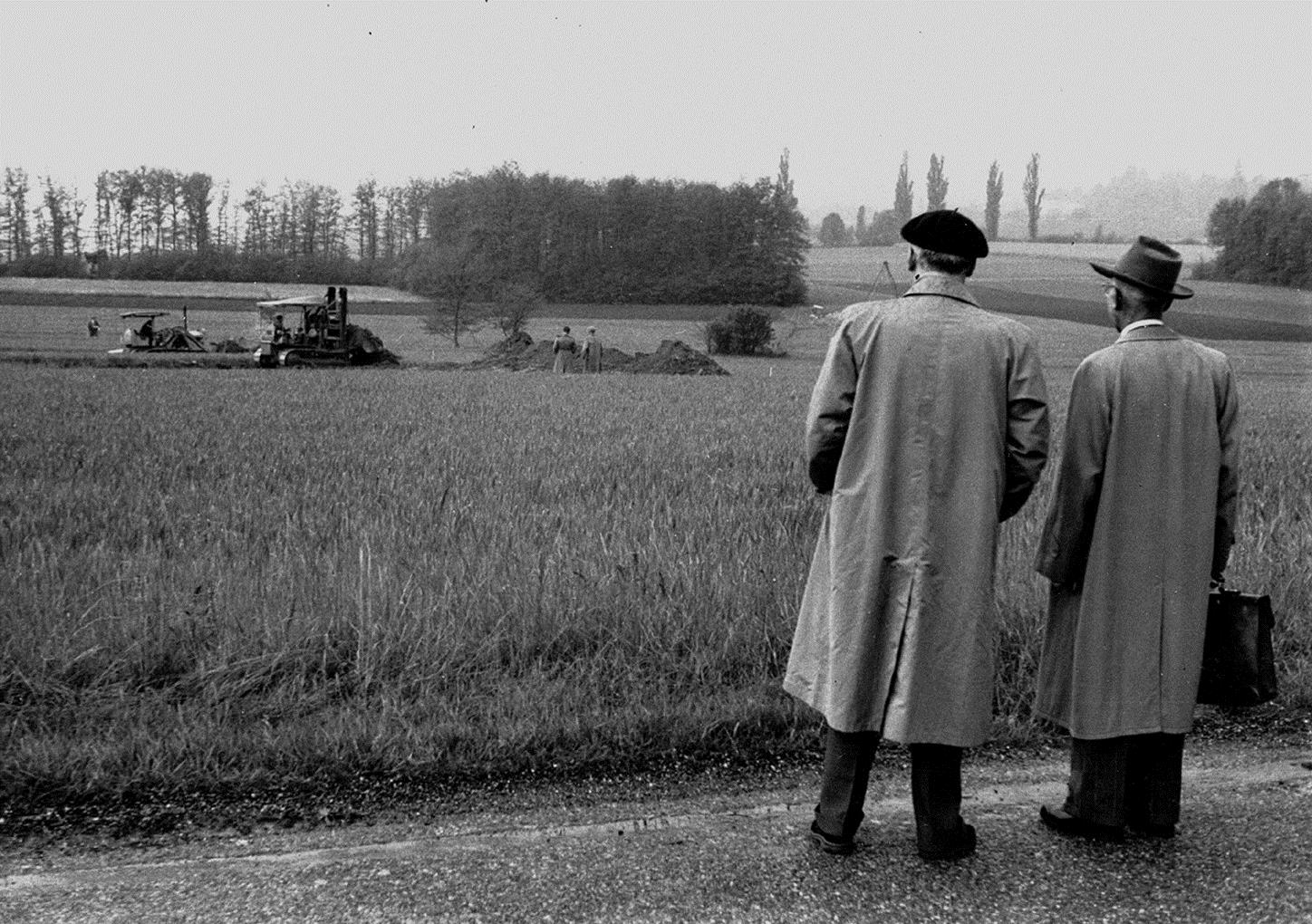 CERN: 50 lat historii Ufundowany w 1954 r przez 12 europejskich krajów Cel: odbudowa nauk podstawowych w Europie Zatrzymać