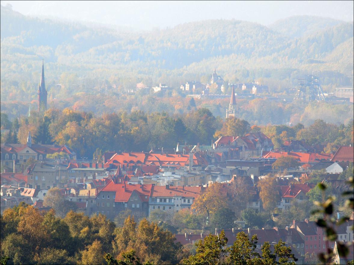 Krajobraz Wałbrzycha Wałbrzych to miasto położone nad rzeką Pełcznicą w Górach Wałbrzyskich. Leży na wysokości 350-500 m n.p.m. Najwyższym szczytem Gór Wałbrzyskich jest góra Borowa 853 m n.p.m. 1.