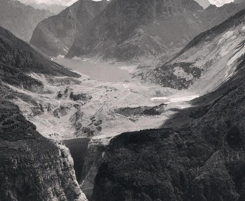 Katastrofa!!!! Rok 1963 Zapora Vajont - Alpy Włoskie Lekka, łukowa zapora 264,6 m wysokości, 27,0 m szerokości (grubości) dół 3,4 m na szczycie.