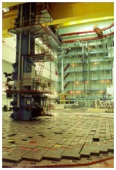 Reaktor kanałowy RBMK (ros. Rieaktor Bolszoj Moszcznosti Kanalnyj) Schemat reaktora RBMK Widok korpusu reaktora RBMK z włazami dla wymienianego paliwa (fot. A.