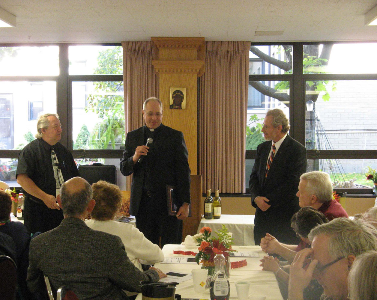 32 Ordinary Sunday/32 Niedziela Zwykla November 8 / 8 listopada 7 Saint Constance Holy Name News On October 11 Deacon Jim Schiltz and Holy Name President Jim Gordon presented Father Jim Heyd with a