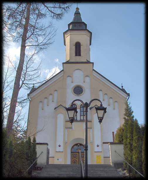 Zespół Kościoła Parafialnego pw. Św. Wawrzyoca w Regulicach- kościół drewniany powstał w XIV wieku natomiast murowany w 1887 roku.