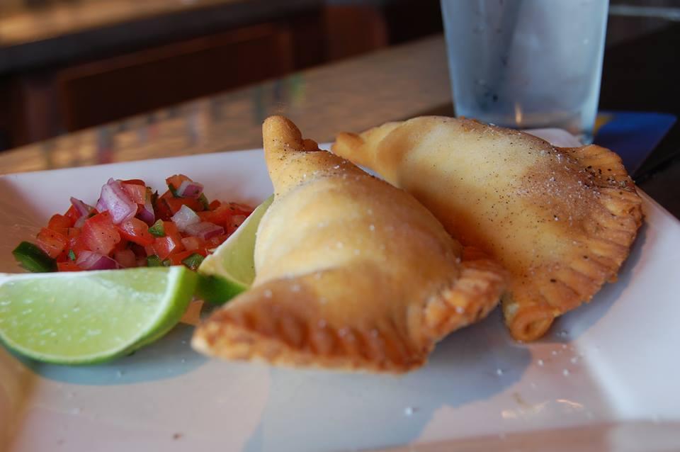 SKŁADNIKI: Ciasto: 1kg mąki pszennej 250g roztopionego masła trochę soli ciepłe mleko +/- 300 ml Empanadas Pieczone pierożki.