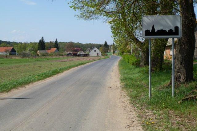 Mała wioska zagubiona w przepięknym krajobrazie przypominającym Bieszczady ze względu na swe urozmaicone pofałdowanie terenu.