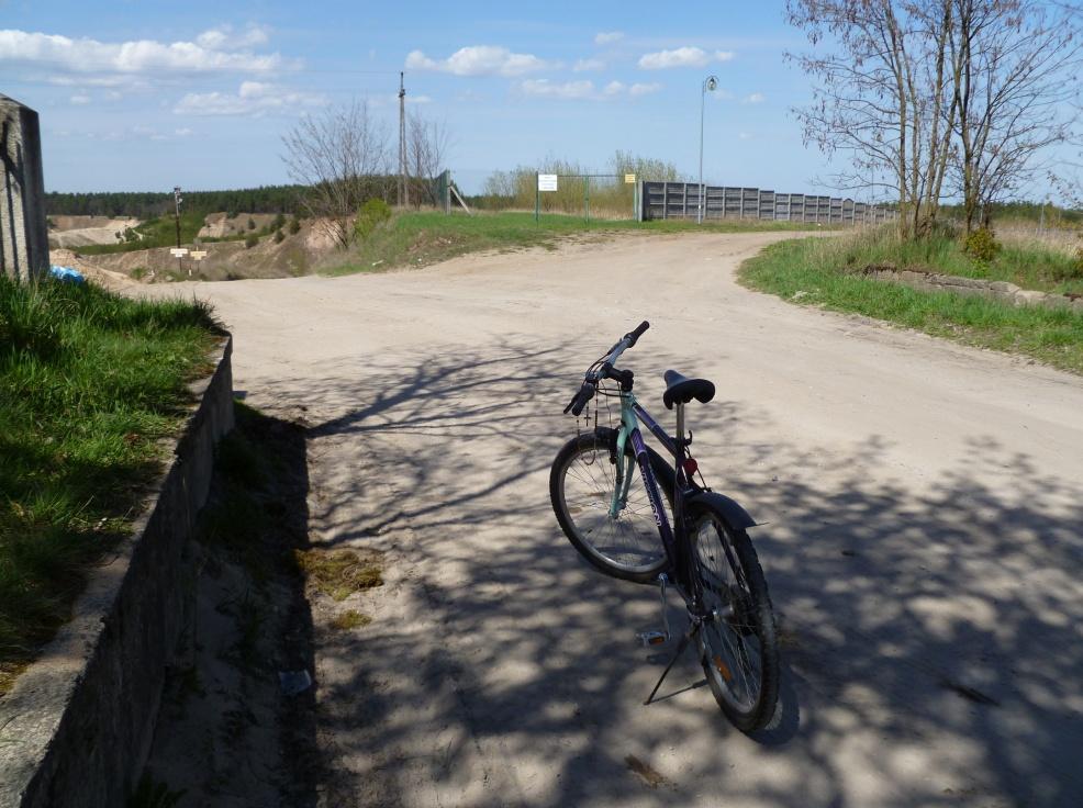 Lekko pod górkę. NIE PRZEKRACZAMY PRĘDKOŚCI I NIE WYPRZEDZAMY POJAZDÓW. Po 100 metrach skręcamy ostro w prawo.