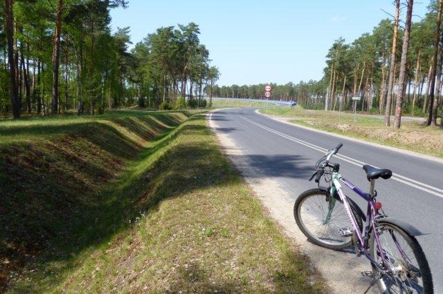 Opuszczamy Grupę i pomykamy po drodze krajowej prosto do wioski Piła Młyn. Przed nami około 3 km.