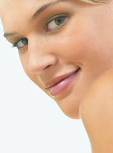 Seria rozświetlająca: Luxury Skin Essentials Rozświetlający krem pod oczy i Liftingujący krem do twarzy oparte na naturalnych formułach zapewniają krótko- i długotrwałe efekty ujędrnienia skóry.