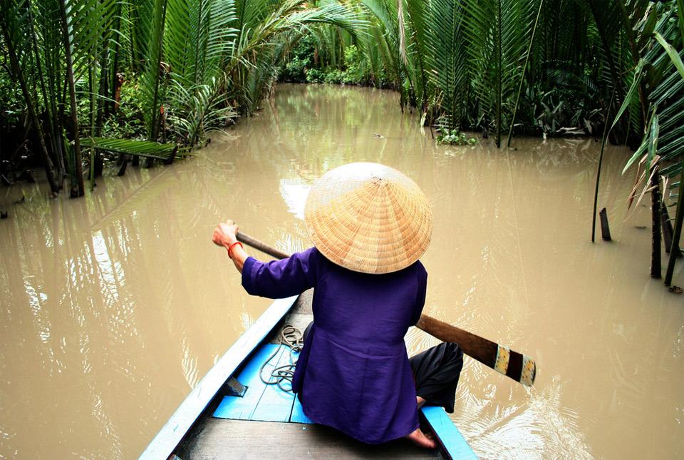 Od gór na północy, przez historyczne miasta centralnego wybrzeża po potężną deltę Mekongu i złote plaże na południu.