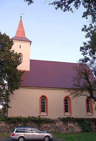 Ze względu na wartość historyczną i klasą artystyczną renesansowego wyposażenia (ołtarze, chrzcielnica, krucyfiks, ambona) stanowi unikat w skali województwa.