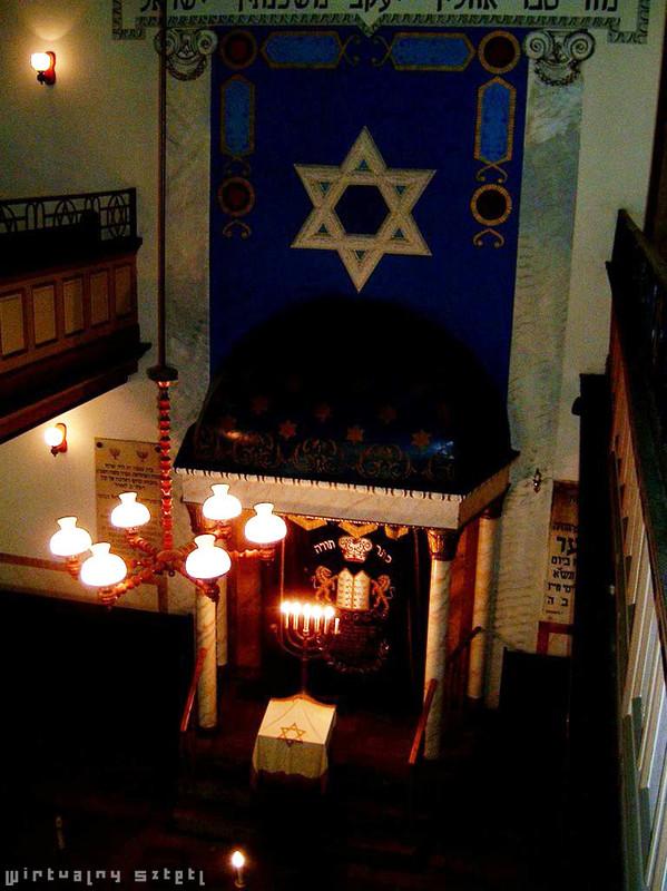 Wnętrze synagogi Aron ha-kodesz Najważniejszym miejsce w sali głównej jest aron ha-kodesz (z hebr. święta szafa). Jest to szafa ołtarzowa, czyli drewniana, odpowiednio dekorowana skrzynia.