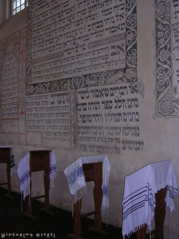 Zdobienia synagog i symbolika Sala główna w synagogach była niejednokrotnie bardzo bogato zdobiona. Jest to cecha charakterystyczna dla bożnic polskich.