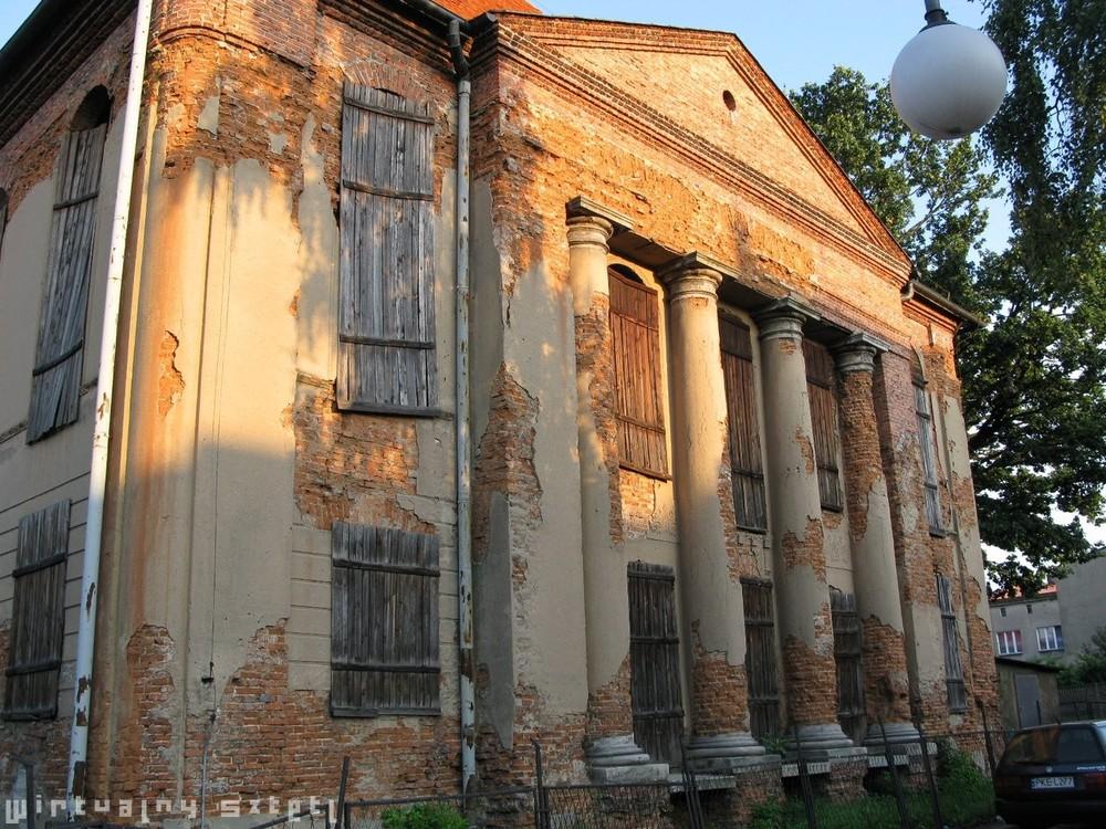 Również po wojnie z wielu przyczyn nie odrestaurowano tego, co być może dało się jeszcze odrestaurować. Ogołacanie ze śladów obecności Żydów na ziemiach polskich trwało jeszcze wiele lat.