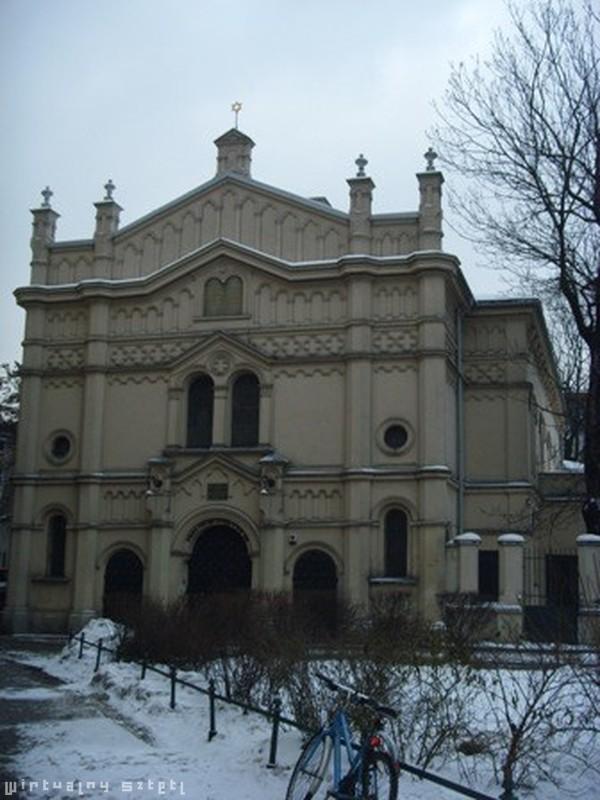 Tempel przypominały swoją architekturą i wystrojem wnętrza kościoły protestanckie. Bywały trójnawowe. Niektóre z nich wieńczyła kopuła.