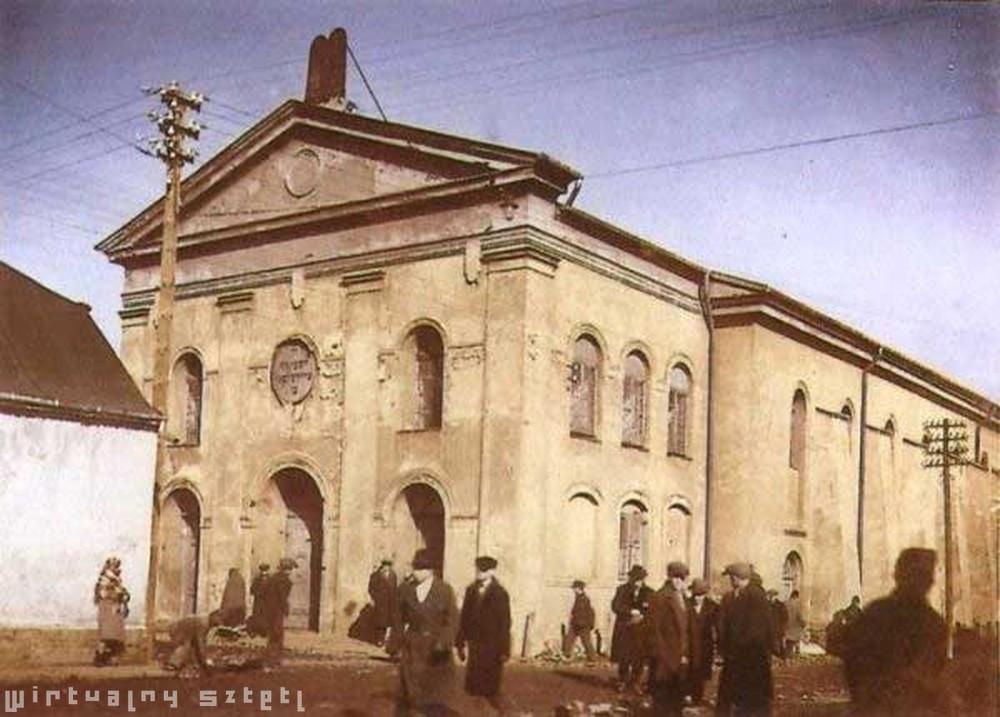 Powstając w różnych krajach i epokach, synagogi przejmowały style architektoniczne czasów w jakich zostały