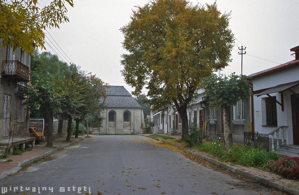 Ponadto dach synagogi górować miał nad innymi budynkami, a ona sama stać miała w pobliżu płynącej wody.