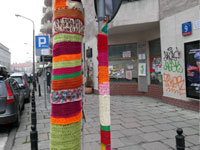 KNITTING To stosunkowo młoda technika w arsenale działań warsztatowych naszej organizacji. Knitting to w skrócie zaszydełkowywanie elementów w przestrzeni publicznej.