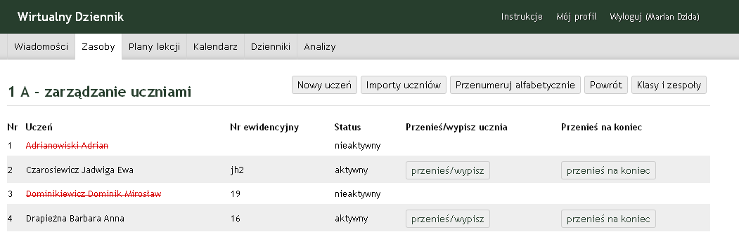 2.6.2 Przenoszenie ucznia do innej klasy Gdy widzimy pełną listę uczniów danej klasy (po wyborze opcji "Zarządzaj uczniami"), przy każdym z nich widać po prawej stronie dwie etykiety: "Przenieś