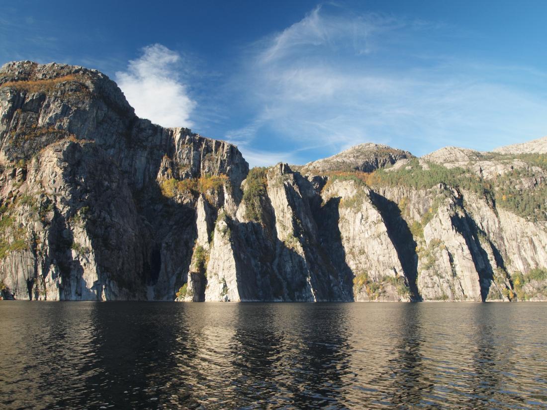 www.oceanprzygody.pl Norwegia Norwegia to krystalicznie czysta woda oraz surowe piękno dzikiej, nieskażonej przyrody. Dla żeglarzy, cenne jest ponad 25 tysięcy kilometrów linii brzegowej!