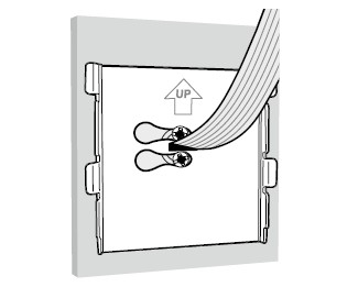 Kabel należy następnie przełożyć przez środkowy otwór w płytce montażowej. Śruby należy włożyć do dwóch otworów (powyżej i poniżej).