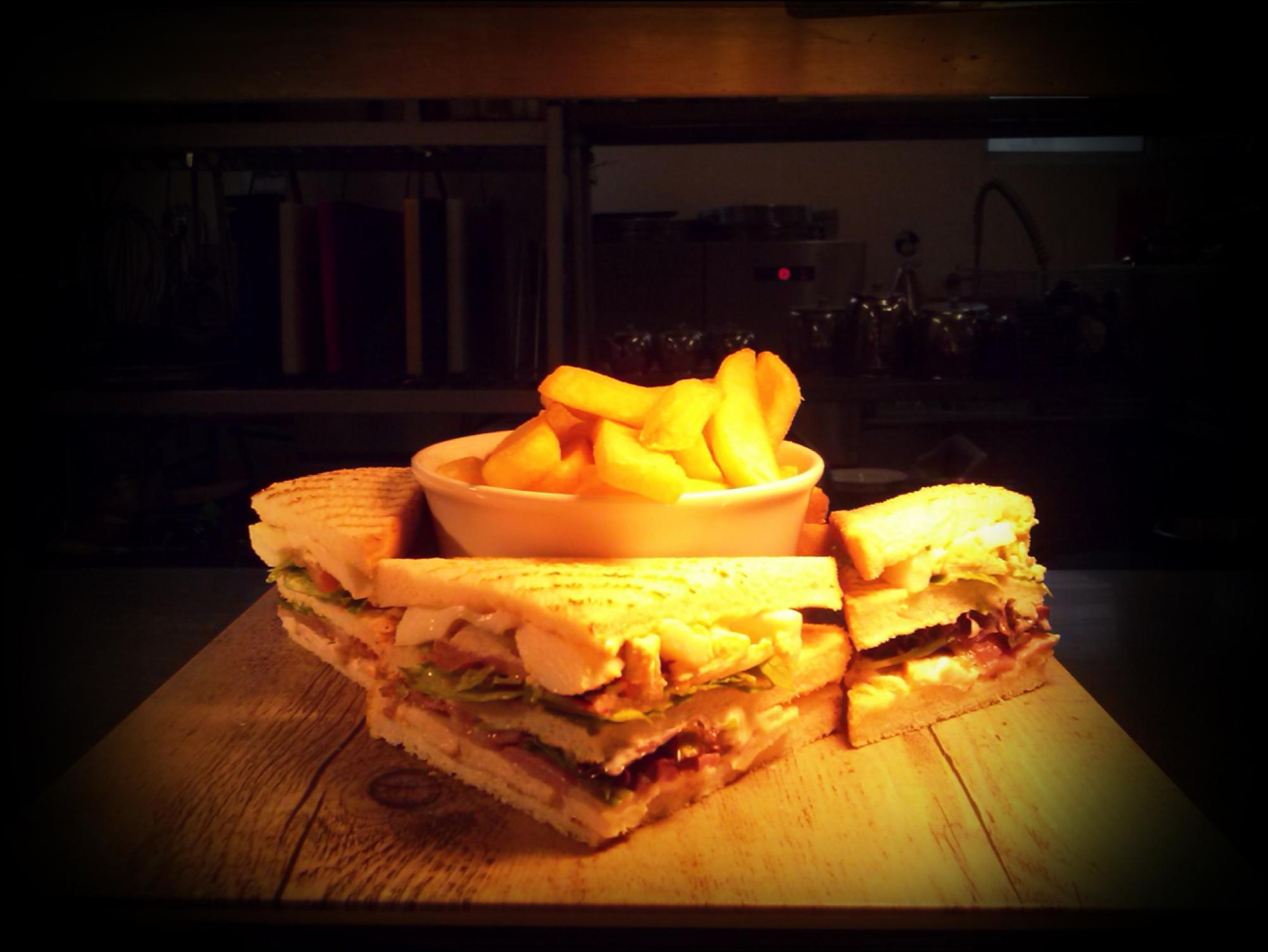 Podczas odbywania stażu najpopularniejszą przekąską serwowaną w hotelu była kanapka Jurys Club Sandwich, podawana na