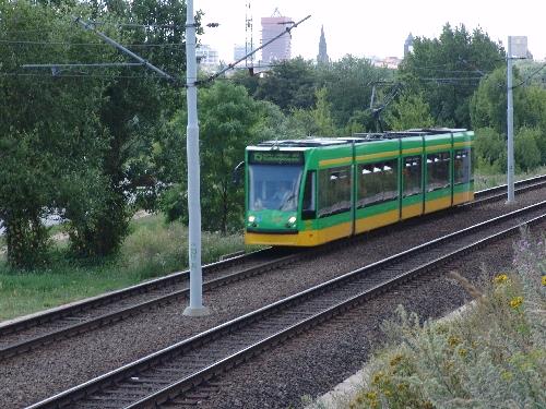 Koleje miejskie Lekkie koleje miejskie (premetro) system pośredni między metrem a tramwajami, charakteryzuje się stosunkowo dużym wydzieleniem z przestrzeni miejskiej jak metro, ale obsługiwane jest