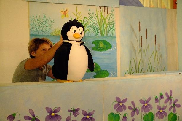 Spektakl Przygody Pingwinka opowiada o perypetiach i rozterkach małego Pik Poka, który na rodzinnej Wyspie Śniegowych Burz spotyka ptaka Kwi-Kwe.