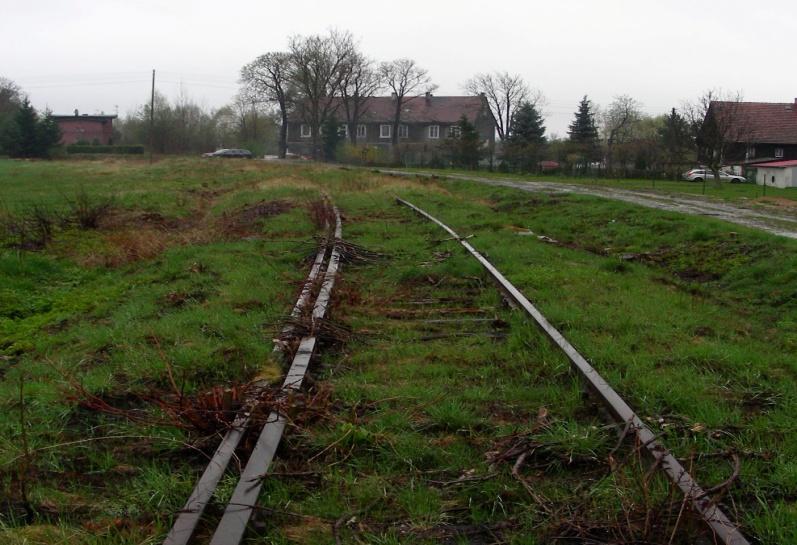 Na przebiegu linii znajdują się liczne przejazdy polnych dróg