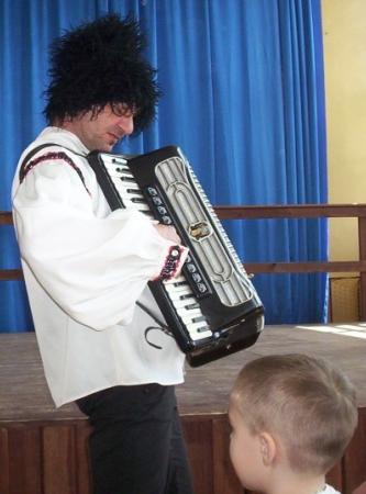 GRUZJA, CYGANIE, AKORDEON Pan z Indii nauczył nas swojego tańca. Pożegnaliśmy go w jego języku. Oglądaliśmy Gruzina i Cygana, którzy grali na akordeonie.