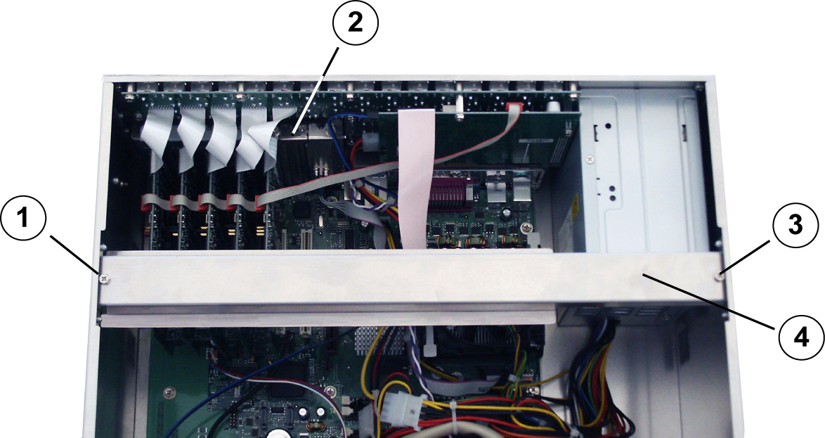 DiBos 8, SCSI Upgrade Kit 4 Rozszerzanie rejestratora DiBos pl 5 Rozszerzanie rejestratora DiBos Do rozszerzenia rejestratora DiBos wymagane jest gniazdo PCI. 4.1 Przygotowanie Przed instalacją adaptera SCSI: 1.