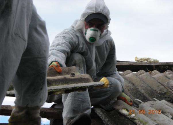 Usuwanie i unieszkodliwianie azbestu z terenu gminy Przesmyki etap III Wykonano demontaż 6326 m 2 pokryć dachowych budynków stanowiących własność 35 osób fizycznych.
