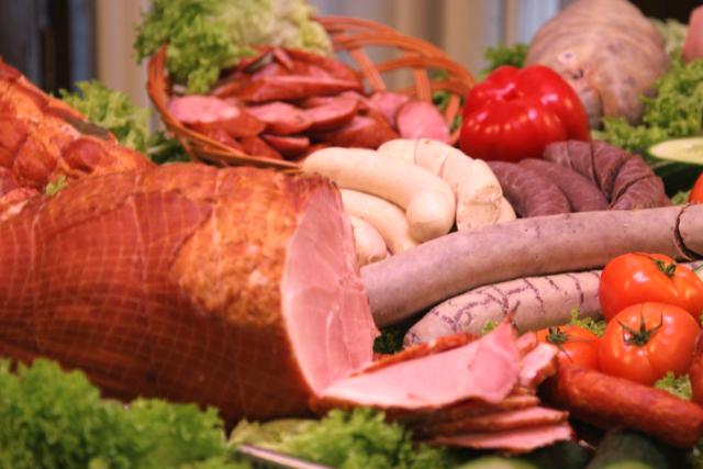 Mocne strony polskiego sektora rolno-spożywczego (2) Rozwinięta i doskonalona jakość produkcji żywca i mięsa: wieprzowego wzrost udziału klasy E w całkowitym skupie trzody chlewnej z 35% w 2006 r.