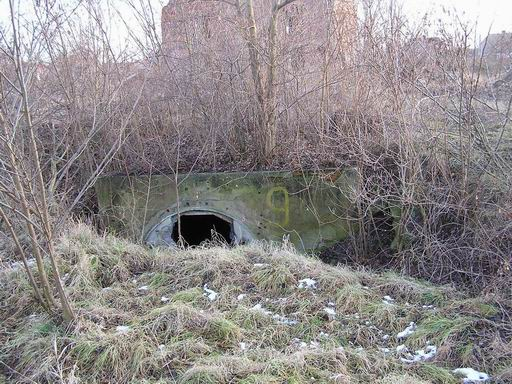 P2 Tunel betonowy, zasypany ziemią pomiędzy budynkami 1 i 2.