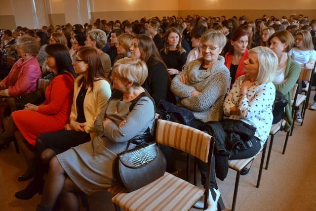 Konferansjerzy - Weronika Zwierew (2w) i Wojciech Kowalski (3w) powitali uczestników uroczystości - pana starostę Andrzeja Stolpę, panią wicestarostę Annę Dumińską-Kierską, pana dyrektora PJOPO Marka