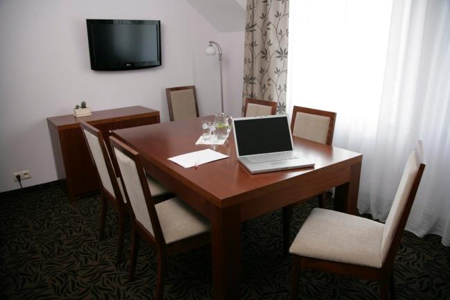 MAŁA SALA SZKOLENIOWA W HOTELU W naszej ofercie posiadamy także Małą Salę Konferencyjną w Hotelu, która również posiada niezbędne wyposażenie konferencyjne w postaci: ekranu i rzutnika.