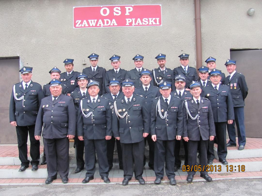 Fot. 2. Członkowie Ochotniczej Straży Pożarnej w Zawadzie Piaski na tle remizy. III. INWENTARYZACJA ZASOBÓW III.1.Jacy jesteśmy? Jaka jest nasza wieś? Co ją wyróżnia?