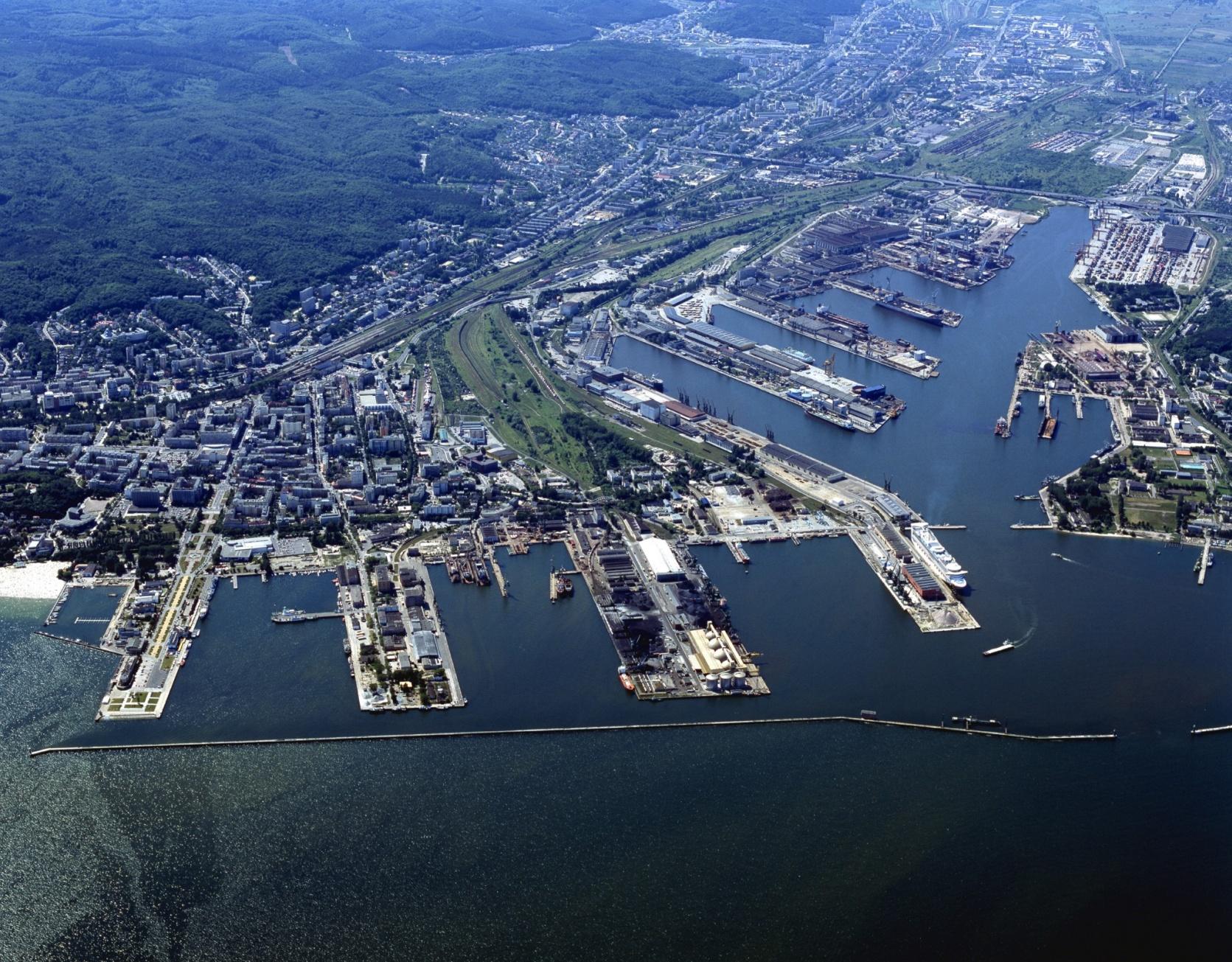 Przebudowa Kanału Portowego w Porcie Gdynia Celem projektu jest poprawa warunków nawigacyjnych w Porcie Gdynia oraz zwiększenie wielkości dopuszczalnego zanurzenia dla statków.
