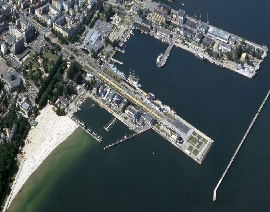 Modernizacja Nabrzeża Pomorskiego Nabrzeże jest wykorzystywane dla przyjmowania reprezentacyjnych jednostek pływających i obsługi ruchu turystycznego Miasta Gdyni.