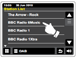 Wybieranie stacji radiowej DAB Podczas odtwarzania stacji radiowej DAB wyświetlacz pokazuje nazwę bieżącej stacji oraz inne powiązane informacje.