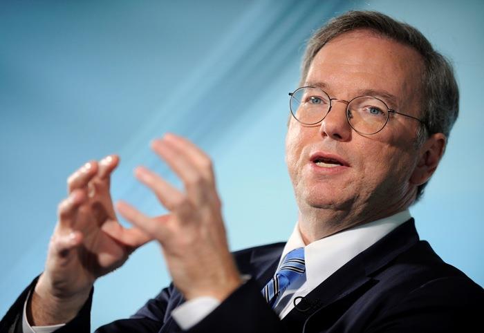 Eric Schmidt, dyrektor wykonawczy Google: With your permission, you give us more information about you, about your friends, and we can improve the quality of our searches. We know where you are.