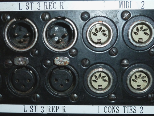 Analogowe symetryczne : jack ¼ stereo - jack ¼ stereo (wyjście interfejsu komputerowego) XLR-F XLR-M (wyjście i wejście interfejsu komputerowego, mikrofony przewodowe i bezprzewodowe, konsoleta