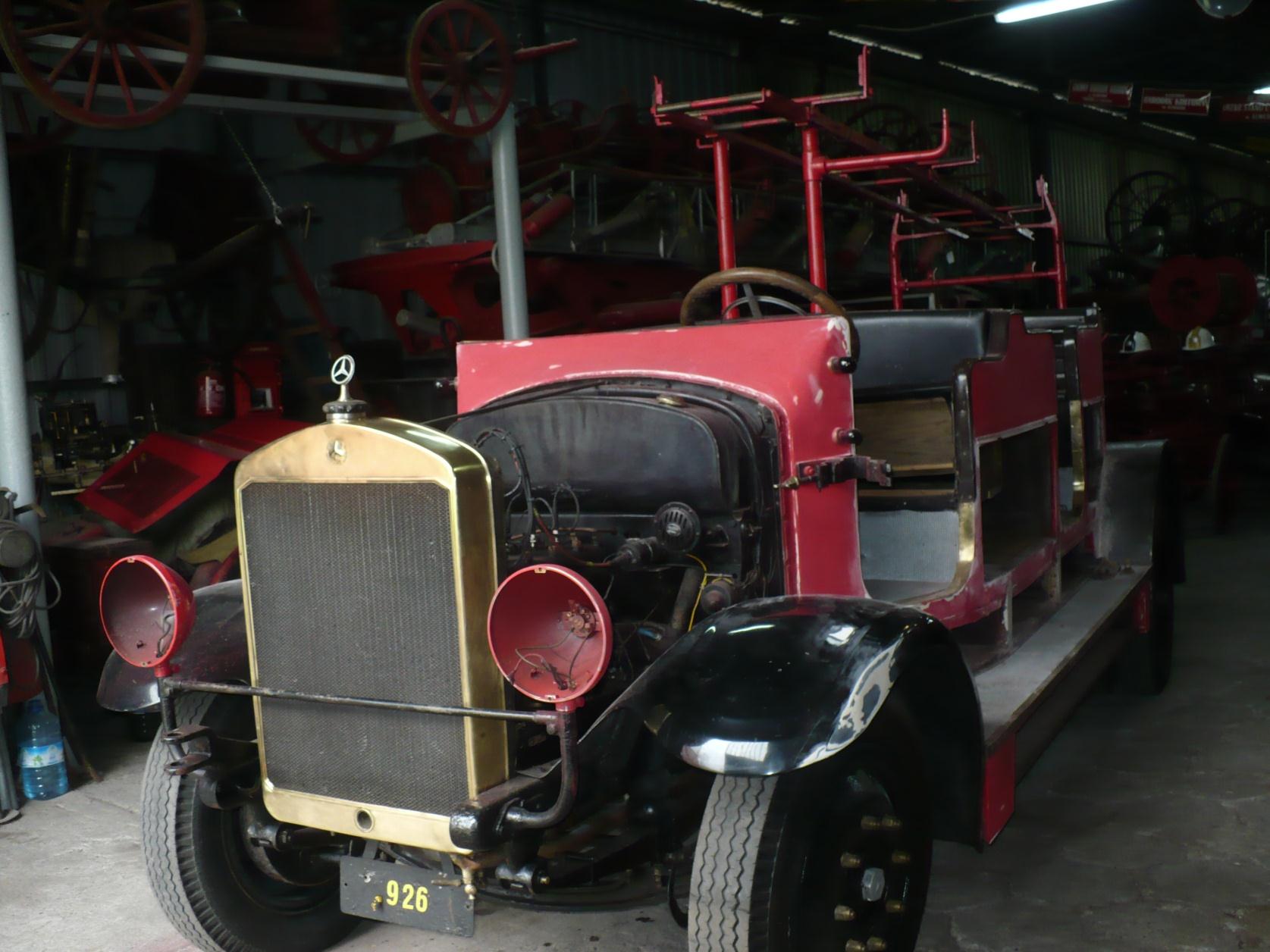 Pojazd marki Mercedes z 1926 roku, podarownay przez OSP w Rzędzinach.