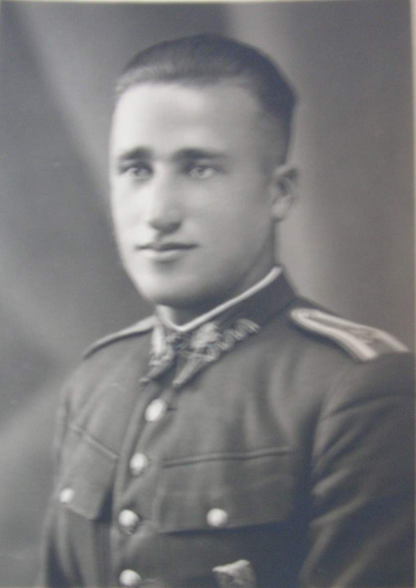 Po zranieniu d-cy szwadr. w dniu 9.IX.39 r. jako d-ca plutonu obejmuje samorzutnie szwadron i dowodzi nim prowadząc dalej natarcie. I Po zranieniu 13.IX.39 r. dowodzi w dalszym ciągu szwadronem nie wychodząc z linii, pomimo rany kwalifikującej się do szpitala.