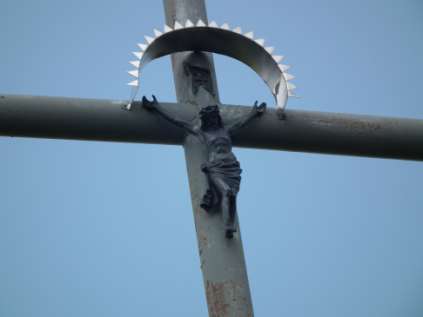 Krzyż metalowy przy drodze