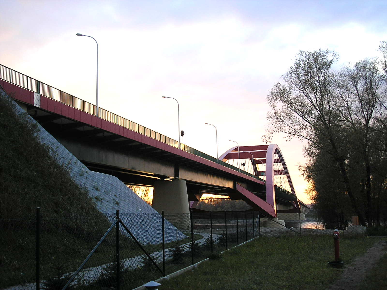 głównego łukowego przęsła nurtowego jest największą wśród łukowych mostów w Polsce rys. 1.