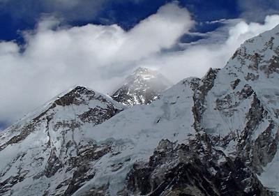 Dzień 12 Lobuche 4910m Szlak prowadzi wzdłuż moreny bocznej słynnego lodowca Khumbu rozłożonego jak kobierzec u stóp Mt. Everestu. Mało będzie wspinania.