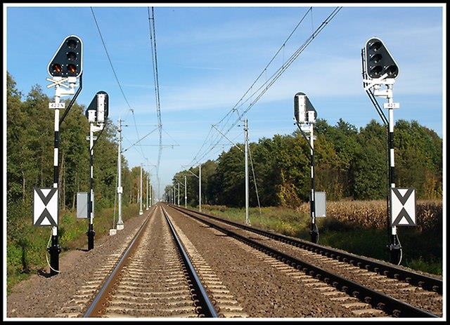 8. Sygnalizatory przytorowe Tarcze ostrzegawcze (kształtowe lub świetlne) ustawiane przed semaforami w odległości drogi hamowania, aby umożliwić obsłudze pociągu dostosowanie prędkości do wskazań