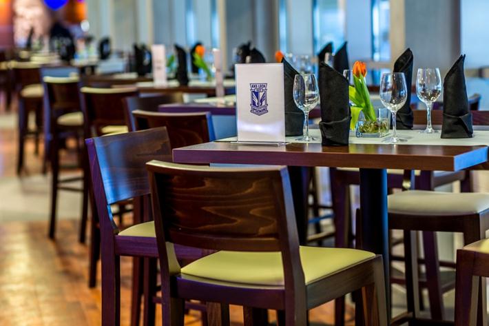Hospitality Biznes Lounge - Nowa strefa VIP na III trybunie Rezerwacja stolików 4, 6 oraz 8 osobowych z logotypem firmy Miejsca siedzące zlokalizowane na trybunie im. H.